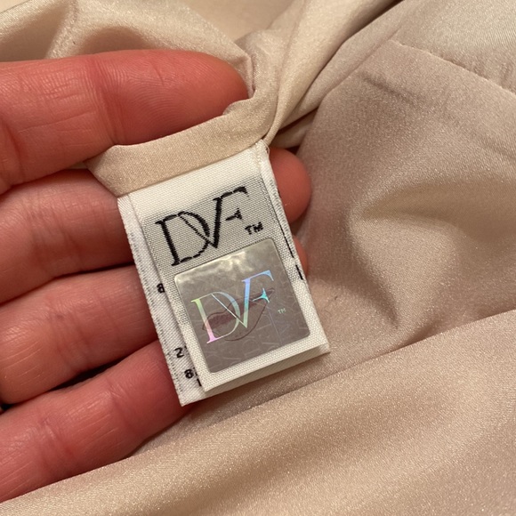 NWT Diane von Fursterberg linen looking dress. Size 6. Cream with navy trim. - Picture 8 of 11